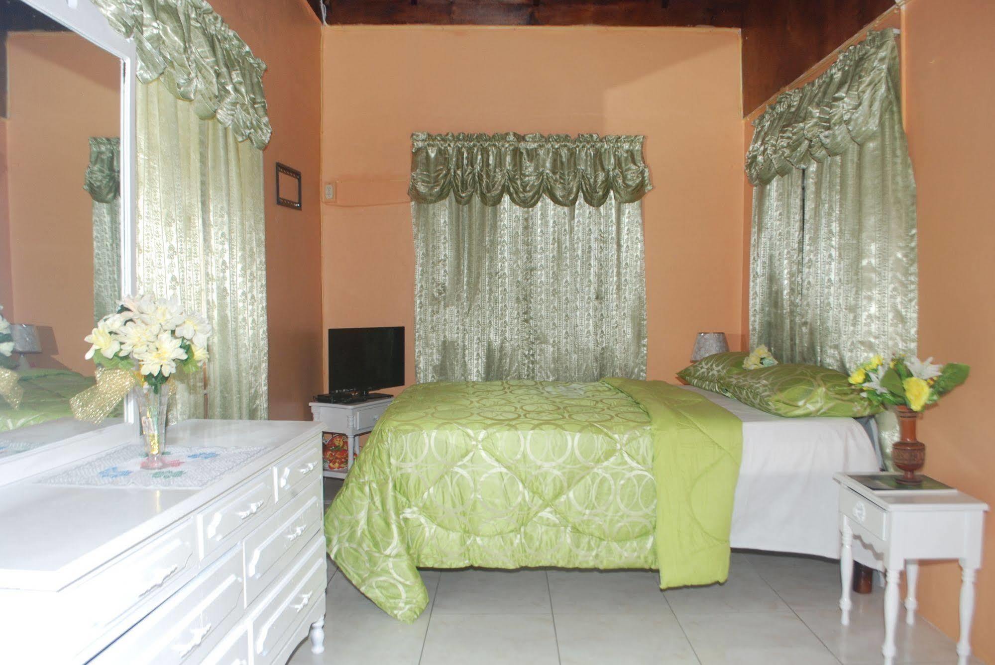 Enchanted Villas Inn Montego Bay Exterior photo