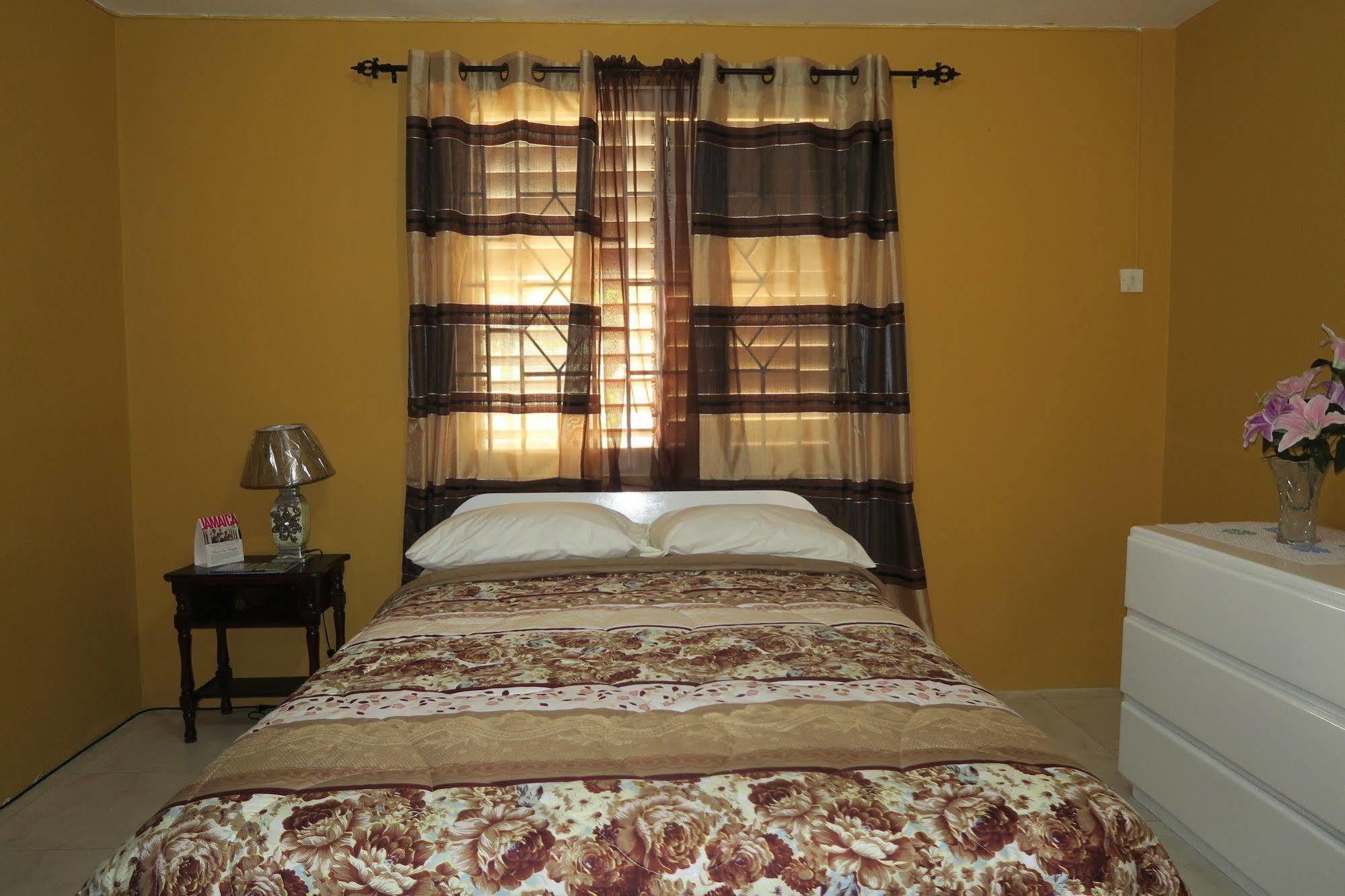Enchanted Villas Inn Montego Bay Exterior photo